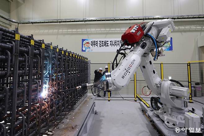 경기 오산시 로보콘 공장에서 인공지능(AI) 기반 자동화 기기가 철근을 용접하고 있다. 로보콘은 국내 유일의 철근 가공 및 조립 자동화 솔루션 업체다. 2023년 삼성벤처투자의 투자를 받았으며 연내 상장이 목표다. 오산=장승윤 기자 tomato99@donga.com