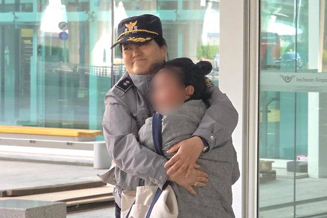 캄보디아 국적의 40대 여성(오른쪽)이 7일 인천국제공항에서 출국에 앞서 자신을 도와준 경남경찰청 범죄예방대응과 외사특화팀 송주은 경감과 포옹하고 있다. 경남경찰청 제공
