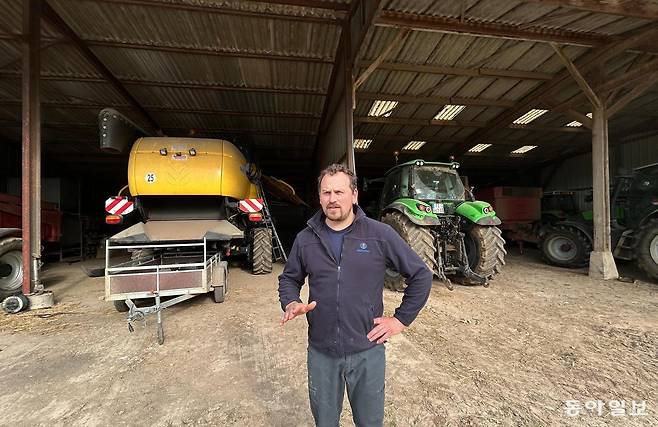 프랑스 청년 농업가 마티유 카펜티어 씨가 10일(현지 시간) 파리 외곽 보베시에 위치한 축산농가에서 고유가 한파에 대해 설명하고 있다. 이 농가는 기름값 급등에 트랙터 등 대형 농기계 사용을 중단했다. 파리=유근형 특파원 noel@donga.com