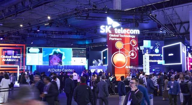 지난 3월 스페인 바르셀로나에서 열린 MWC26의 SK텔레콤 부스에 관람객들이 몰려 들어있다. SKT 제공