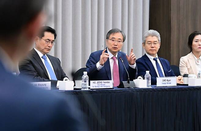 조현 외교부 장관이 14일 서울 종로구 외교부를 찾은 주 나토 30개국 대사단과 대화를 갖고 있다. 외교부 제공