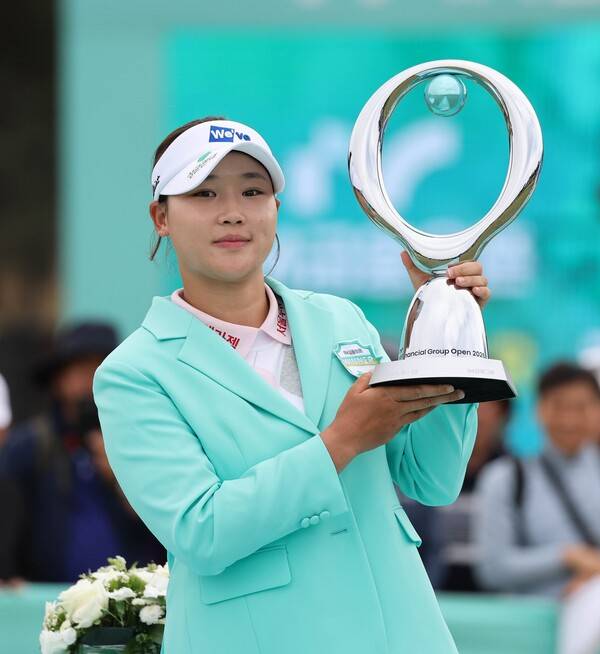2026년 한국여자프로골프(KLPGA) 투어 iM금융오픈 우승을 차지한 루키 김민솔 프로가 우승 트로피를 들고 기념 촬영하는 모습이다. 사진제공=KLPGA (사진을 무단으로 사용하지 마십시오.)