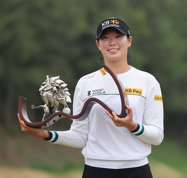 2026년 한국여자프로골프(KLPGA) 투어 넥센·세인트나인 마스터즈 타이틀 방어에 나서는 장타자 방신실 프로. 사진은 2025년 우승 당시 우승트로피를 들고 포즈를 취하는 모습이다. 사진제공=KLPGA (사진을 무단으로 사용하지 마십시오.)