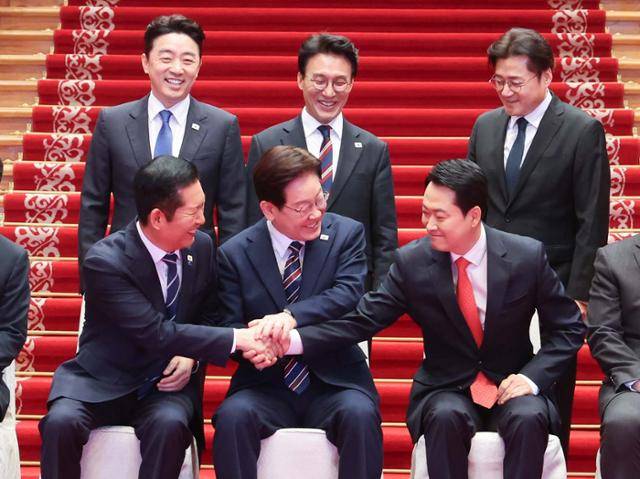 이재명 대통령이 7일 오전 청와대에서 여야정 민생경제 협의체 회담에 앞서 기념촬영 중 정청래(앞줄 왼쪽) 더불어민주당 대표, 장동혁(오른쪽) 국민의힘 대표와 손을 잡고 있다. 뒷줄 왼쪽부터 강훈식 대통령비서실장, 김민석 국무총리, 홍익표 정무수석. 왕태석 선임기자