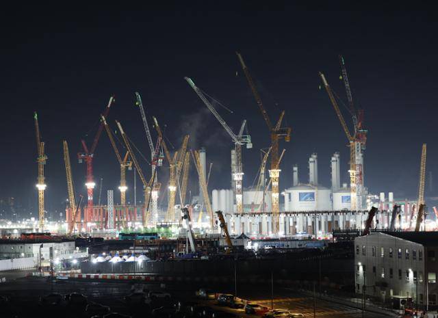 2월 24일 경기 평택시 삼성전자 평택캠퍼스 5공장 건설 현장에 설치된 조명이 밤하늘을 밝히고 있다. 연합뉴스