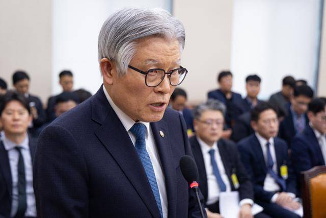 최동석 인사혁신처장이 3월 26일 국회에서 열린 제433회 국회(임시회) 행정안전위원회 제3차 전체회의에서 법안 의결 관련 발언을 하고 있다. 뉴스1