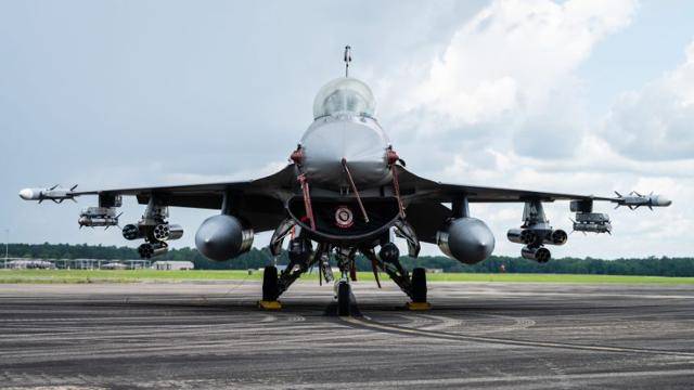 TER을 사용해 LAU-68 발사기 6개를 장착한 F-16C 전투기. 미 공군