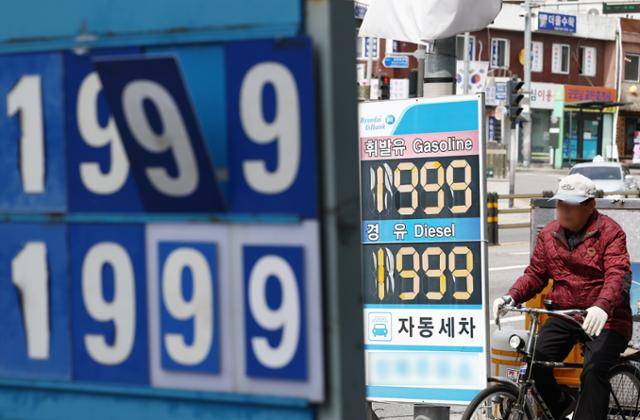 미국·이란 전쟁으로 급등한 유가에 대응하기 위해 석유 최고가격제가 시행 중인 가운데 14일 서울 시내의 한 주유소에 기름값이 표시돼 있다. 뉴스1