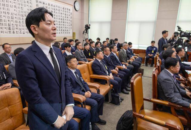 14일 국회 '윤석열 정권 정치검찰 조작 기소 의혹 사건 진상규명' 국정조사특별위원회에서 열린 쌍방울 대북 송금 사건 관련 청문회에서 이 사건을 수사했던 박상용 검사가 증인 선서를 거부한 뒤 소명 기회를 요구하고 있다. 연합뉴스