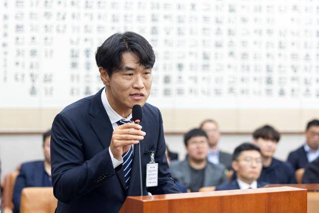 14일 국회에서 열린 '윤석열 정권 정치검찰 조작기소 의혹 사건 진상규명 국정조사특별위원회' 쌍방울 대북송금 조작기소 의혹 사건 청문회에서 증인으로 출석한 김영남 전 수원지검 부장검사가 의원 질의에 답변하고 있다. 김 전 부장검사는 사건 수사 당시 박상용 검사의 직속 상관이었다. 뉴스1