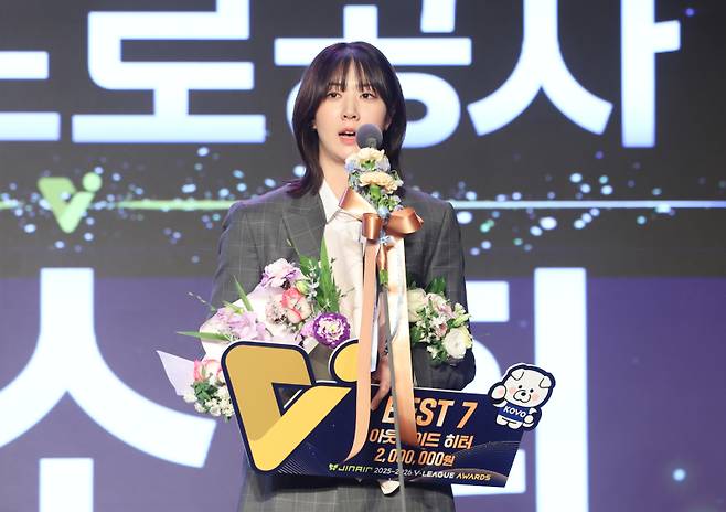 <yonhap photo-5554=""> 한국도로공사 강소휘, 베스트7 수상 (서울=연합뉴스) 임화영 기자 = 13일 서울 광진구 그랜드워커힐호텔에서 열린 프로배구 2025~26 V리그 시상식에서 한국도로공사 강소휘가 여자부 베스트7을 수상한 뒤 소감을 밝히고 있다. 2026.4.13 hwayoung7@yna.co.kr/2026-04-13 16:50:30/ <저작권자 ⓒ 1980~2026 ㈜연합뉴스. 무단 전재 재배포 금지, AI 학습 및 활용 금지></yonhap>