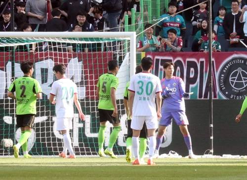 환호하는 송범근. 사진=연합뉴스