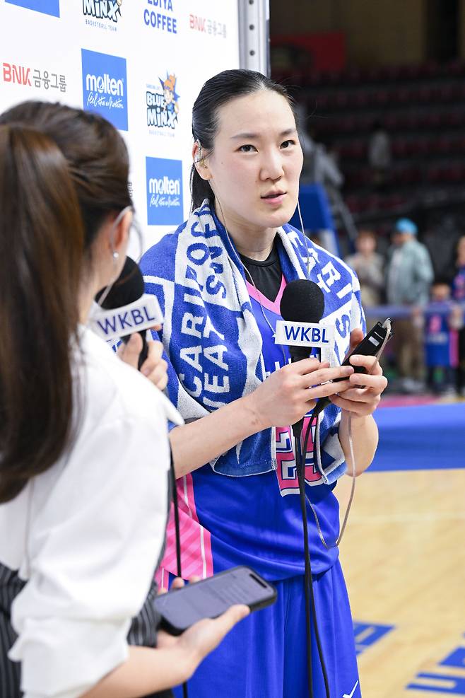 13일 열린 2025~26 여자프로농구 부천 하나은행과의 플레이오프(PO·5전 3승제) 3차전을 승리한 뒤 수훈선수 인터뷰를 하는 배혜윤. WKBL 제공