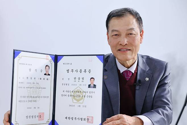 한상범 법무사가 지난달 30일 서울 상암동 중앙일보빌딩에서 인터뷰하고 있다. 법무사 시험 평균 1차 합격률은 약 10% 내외로 합격의 문턱이 상당히 높은 시험이다. 김종호 기자