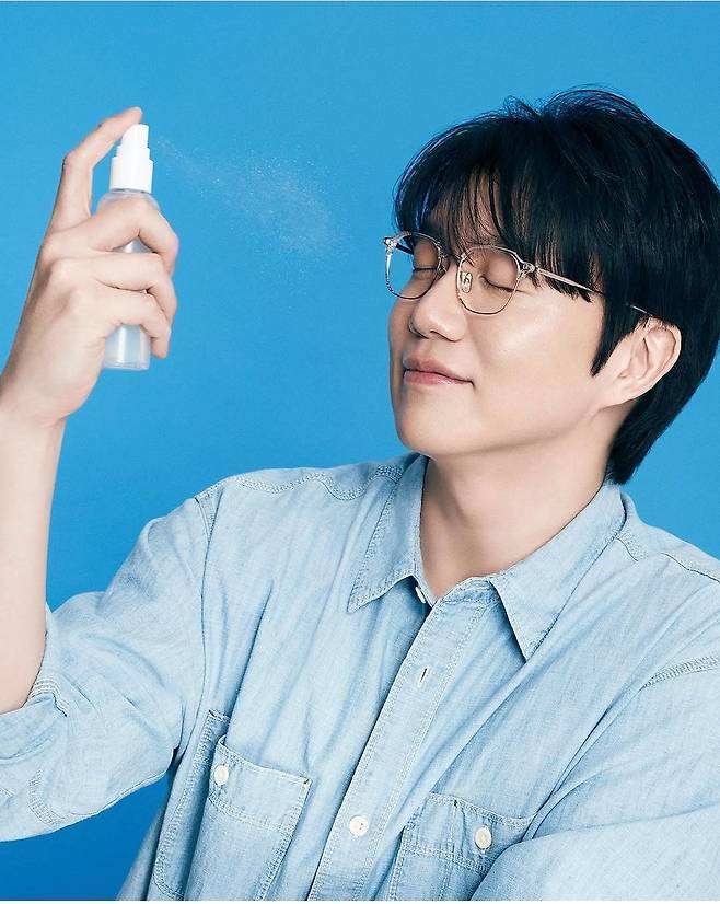 생애 최초 뷰티 브랜드 모델로 나선 성시경. 사진 에스네이처 인스타그램