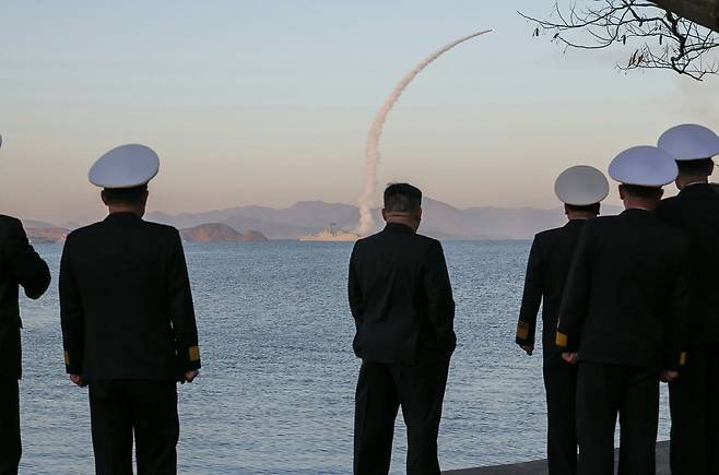 김정은 북한 국무위원장이 지난 14일 남포 인근 두부에서 주요 군 간부들과 최현호의 미사일 시험 발사 장면을 지켜보는 모습. 노동신문, 뉴스1