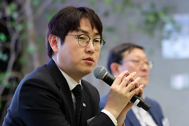 하정우 AI미래기획수석이 10일 서울 강남구 역삼동 GS타워에서 열린 AI 혁신위원회 3차 회의에서 모두 발언을 하고 있다. 뉴스1