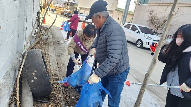 황승룡 통장은 지난 5년간 중앙동 일대에서 주민들과 골목길 환경정화 활동을 하고 있다.