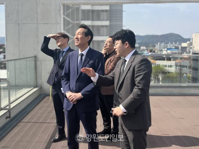 ▲ 더불어민주당 우상호 강원도지사 예비후보는 14일 춘천 효자동 소재 ‘더픽트’를 방문해 청년 창업 현장의 목소리를 청취했다. 이세훈 기자