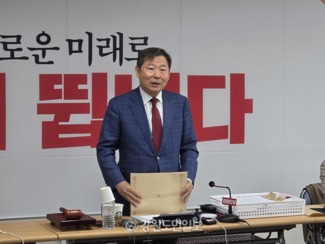 ▲ 이철규 국민의힘 강원도당 공천관리위원장이 14일 오전 도당회의실에서 열린 기초단체장 후보자 1차 경선 결과 발표에 앞서 절차 등을 설명하고 있다. 이정호 기자