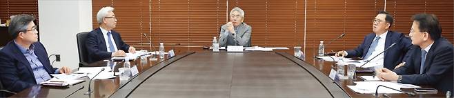 한국경제신문 윤리위원회가 13일 서울 중림동 본사에서 출범식을 열었다. 위원장을 맡은 정규재 한경 상임고문(가운데) 등 윤리위원들이 지난달 19일 시행된 취재·보도·제작 윤리지침에 관해 논의하고 있다. 왼쪽부터 김정기 한양대 신문방송학과 명예교수, 김석동 전 금융위원장, 정 위원장, 김영식 전 삼일회계법인 회장, 이창재 김앤장법률사무소 변호사. 이솔 기자