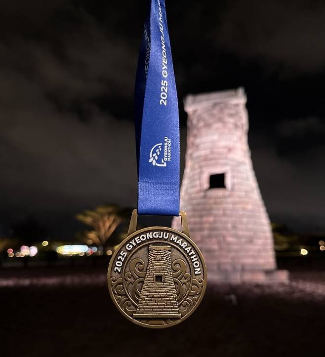 경주국제마라톤 메달과 첨성대 / 양재천러너스 제공