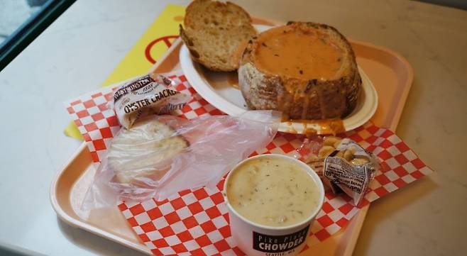 따끈한 차우더를 품은 사워도우 브레드 볼, 시애틀의 쌀쌀한 공기를 녹이는 한 끼 / 사진. ⓒ박은새