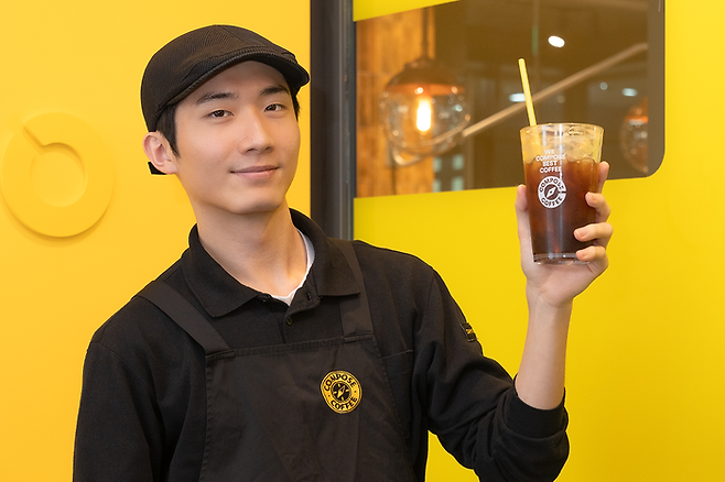 컴포즈커피에서 일하는 아르바이트생 배기완씨.
