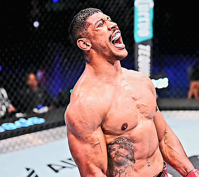 브라질 종합격투기 두 단체 웰터급 챔피언 루이스 펠리피 지아스가 2025년 10월 데이나 화이트 UFC 회장 겸 CEO 개최 오디션 Contender Series 시즌9 9주차 제2경기를 미들급으로 통과한 후 기뻐하고 있다. 사진=TKO