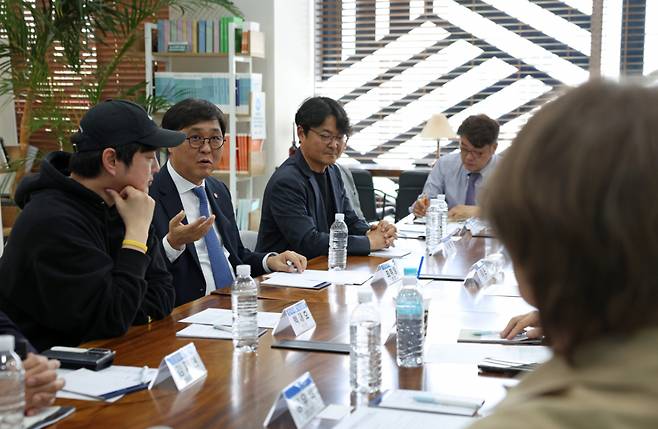 최휘영 문화체육관광부 장관과 영화인들이 14일 오후 서울 중구 독립예술영화 유통배급지원센터(인디그라운드)에서 열린 간담회에 참여한 모습. / 사진제공 = 문화체육관광부