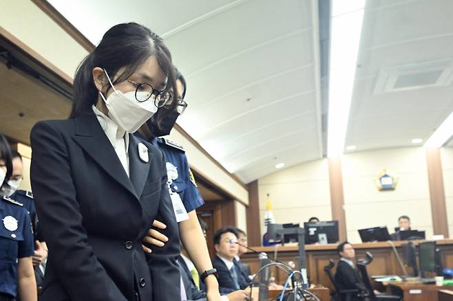 도이치모터스 주가조작, 통일교 청탁·뇌물 수수 의혹 혐의 등으로 구속기소 된 김건희 여사가 지난해 9월24일 오후 서울 서초구 서울중앙지방법원에서 열린 첫 재판에 출석하고 있다. /사진=뉴시스