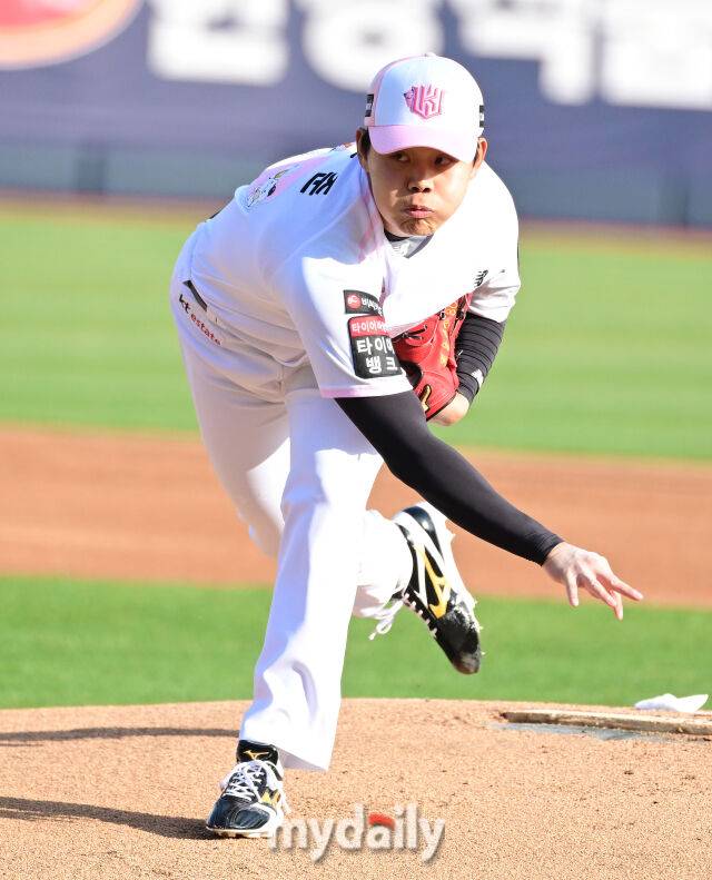 2026년 4월 11일 오후 경기도 수원KT위즈파크에서 열린 '2026 신한 SOL KBO리그' 두산 베어스와 KT 위즈의 경기. KT 선발투수 소형준이 역투하고 있다./마이데일리