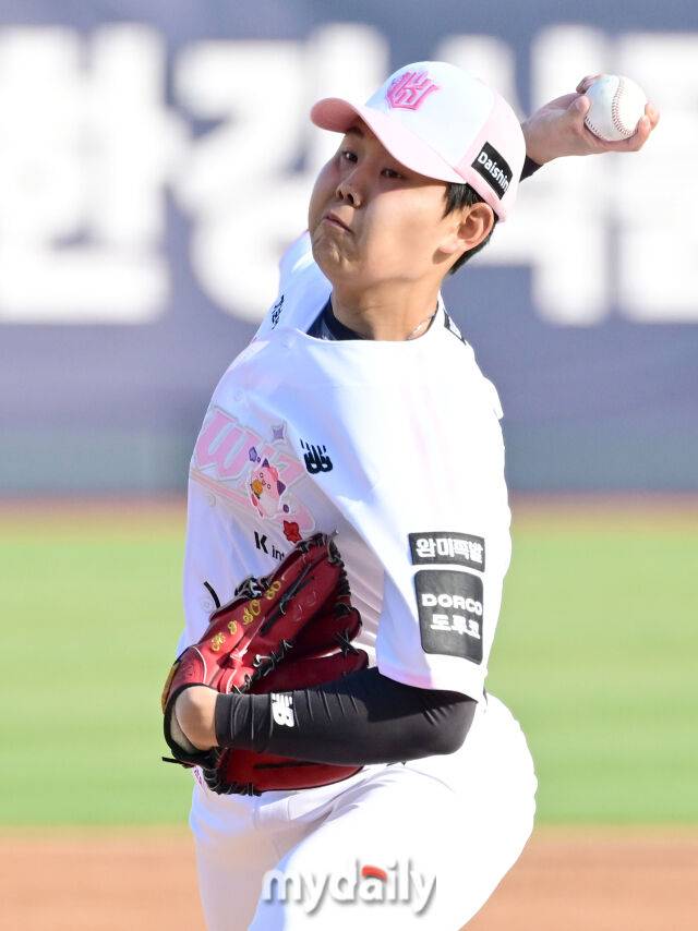 2026년 4월 11일 오후 경기도 수원KT위즈파크에서 열린 '2026 신한 SOL KBO리그' 두산 베어스와 KT 위즈의 경기. KT 선발투수 소형준이 역투하고 있다./마이데일리