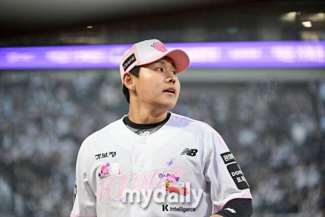 2026년 4월 11일 오후 경기도 수원KT위즈파크에서 열린 '2026 신한 SOL KBO리그' 두산 베어스와 KT 위즈의 경기. KT 선발투수 소형준이 7이닝 2실점 투구를 한 뒤 동료들을 보고 있다./마이데일리
