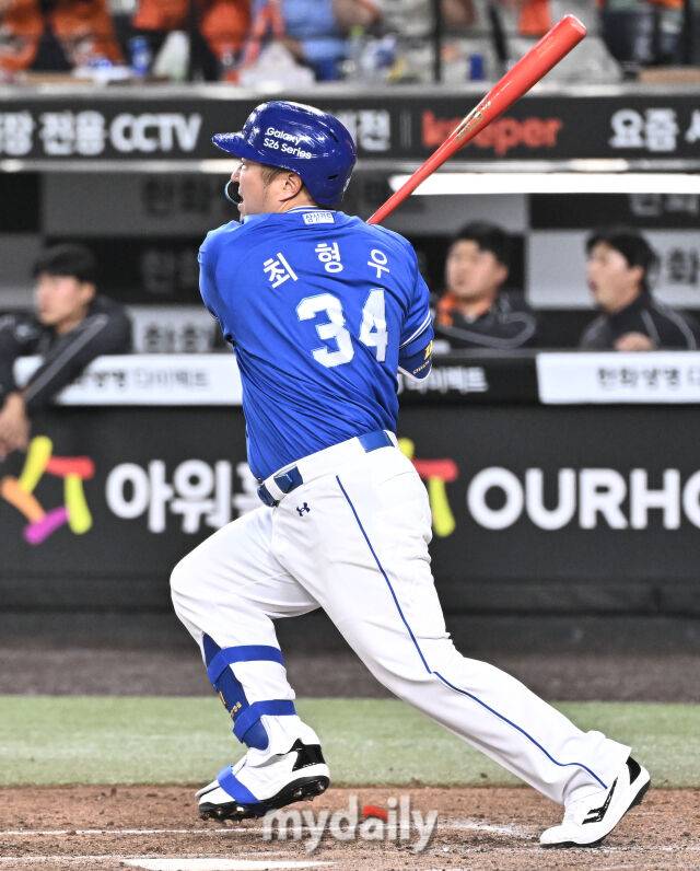 14일 오후 대전 한화생명볼파크에서 진행된 '2026 프로야구 KBO리그' 한화이글스와 삼성 라이온즈의 경기. 삼성 최형우가 7회초 무사 1루서 안타를 치고 있다./대전 = 송일섭 기자