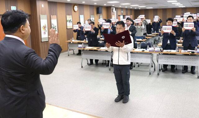 10일 경남 김해시 한림면 행정복지센터에서 열린 ‘김해 한림 냄새중점 관리계획 농가 설명회’에서 농가들이 ‘냄새저감 활동 결의문’을 채택하며 의지를 다지고 있다.