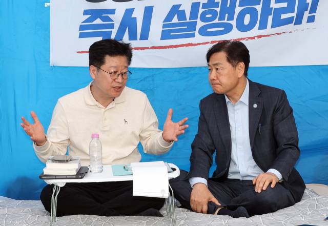 ▲더불어민주당 전북지사 경선에서 이원택 후보에게 패배 후 '제3자 식비 대납 의혹'과 관련해 재감찰을 요구하며 단식 중인 안호영 의원(왼쪽)이 13일 국회 본청 앞 단식 농성장을 찾은 김관영 전북도지사를 만나 얘기를 나누고 있다. ⓒ연합뉴스