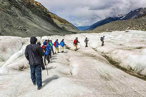 빙하 트레킹에 나선 탐방객들.