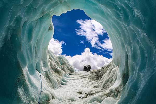 빙하 동굴에서 본 바깥 세상과 바위.