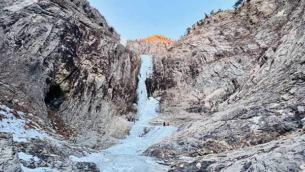 토왕성폭포 하단의 전경, 빙폭을 등반하는 클라이머 2명이 보인다.