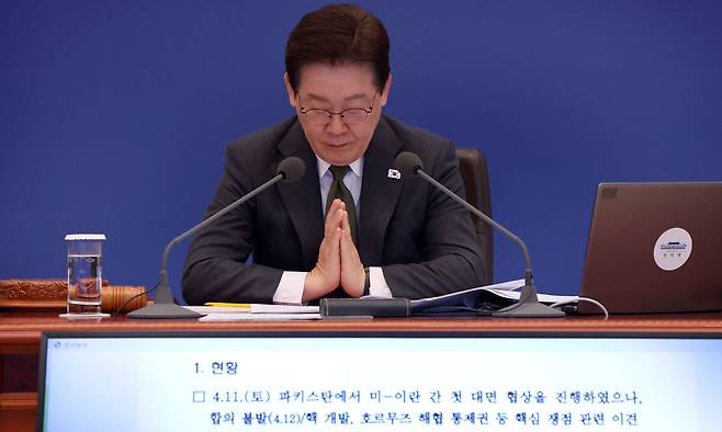 비상경제점검회의 주재 이재명 대통령이 14일 청와대에서 제16회 국무회의 겸 제5차 비상경제점검회의를 주재하고 있다. 이 대통령은 이날 ‘형벌 합리화 방안’에 대한 보고를 받은 뒤 “형사 처벌이라는 게 너무 남발돼서 도덕기준과 형벌기준이 구별이 안 되는 상황이 돼 버렸다”며 “지금 드러난 현상들로는 ‘죄형법정주의’가 사실상 무너졌다”고 지적했다. 청와대사진기자단