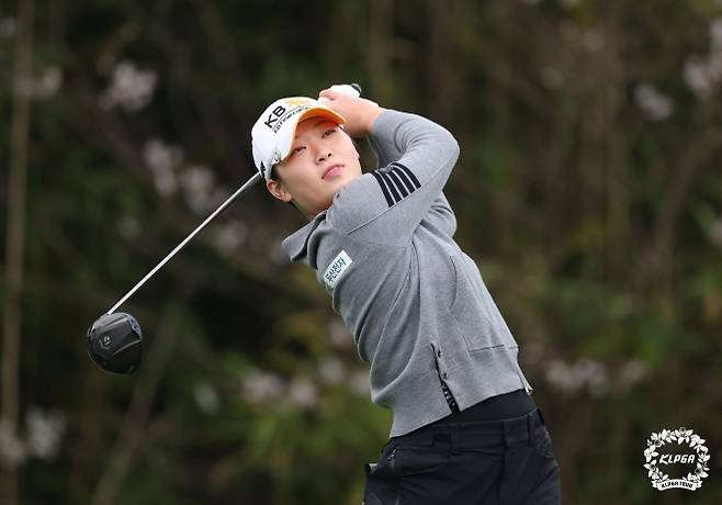 방신실은 2023년과 2024년 KLPGA투어 장타 1위에 올랐고 작년에는 2위, 올해는 3위를 달리는 KLPGA투어의 대표적인 장타자다. 방신실의 시원한 드라이버 스윙. KLPGA 제공.