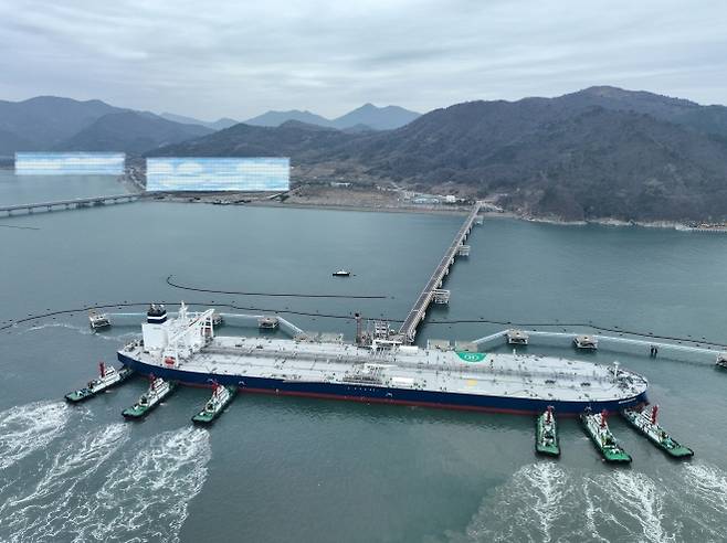 UAE 원유 200만 배럴 한국석유공사 여수 비축기지 입고 - 한국석유공사는 25일 UAE 아부다비 국영석유사(ADNOC) 와의 국제공동비축 사업으로 확보한 원유 200만 배럴을 공사 여수 석유비축기지에 입고 중이라고 밝혔다. 2023년 3월 21일 한국석유공사 여수비축기지에 UAE 아부다비 국영석유사(ADNOC)의 원유 200만 배럴리 입고되는 모습. 한국석유공사 제공