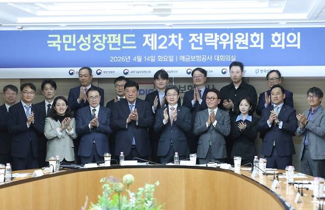 이억원 금융위원장(가운데)이 14일 중구 예금보험공사에서 열린 국민성장펀드 2차 전략위원회에서 공동위원장인 서정진 셀트리온 회장(왼쪽), 박현주 미래에셋 회장(오른쪽) 등 참석자들과 함께 기념촬영을 하고 있다. 2026.4.14. 연합뉴스
