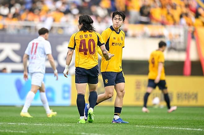 문민서(오른쪽)가 11일 광주월드컵경기장에서 열린 프로축구 K리그1 부천FC와의 경기에서 경기를 펼치고 있다. 사진 제공=광주FC