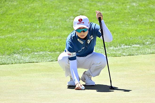 김효주가 LPGA 투어 아람코 챔피언십 최종일 퍼트 라인을 살펴보고 있다. AFP연합뉴스