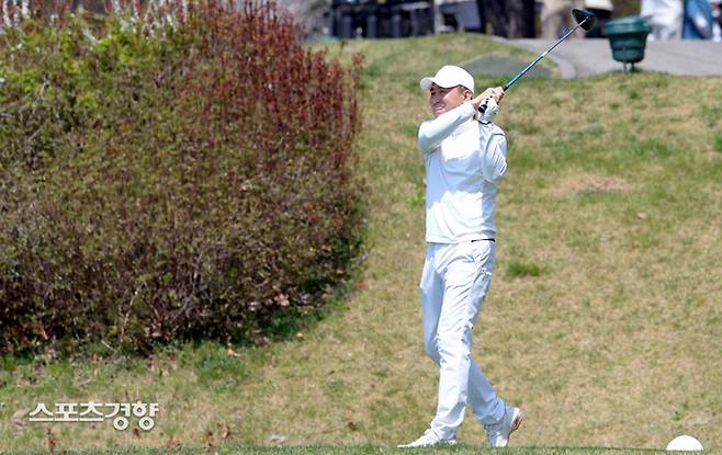 강원FC 김병지 대표가 13일 경기도 용인 코리아CC에서 열린 ‘2026 축구인 골프대회’에 참석해 티샷을 날린 뒤 지켜보고 있다. 용인 | 문재원 기자