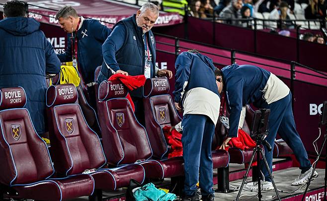 2026 북중미 월드컵 개막을 두 달 앞두고 최근 FIFA가 ‘프런트 카테고리’라는 신규 좌석 등급을 도입해 논란이 일고 있다. 사진은 잉글랜드 프리미어리그 경기장 맨 앞에 있는 벤치 모습. 게티이미지코리아