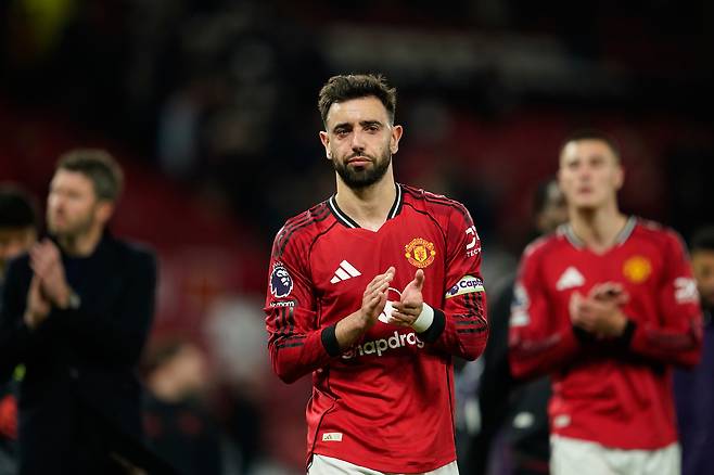 맨유 브루노 페르난데스가 14일 리즈 유나이티드전에서 패한 뒤 침통한 표정으로 박수를 치고 있다. AP연합뉴스