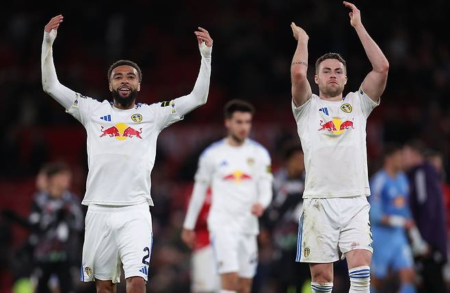 리즈 제이든 보글(왼쪽)과 가브리엘 구드문드손이 14일 맨유전 승리 후 기뻐하고 있다. EPA연합뉴스